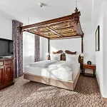King's Center Superior Hotel 3*